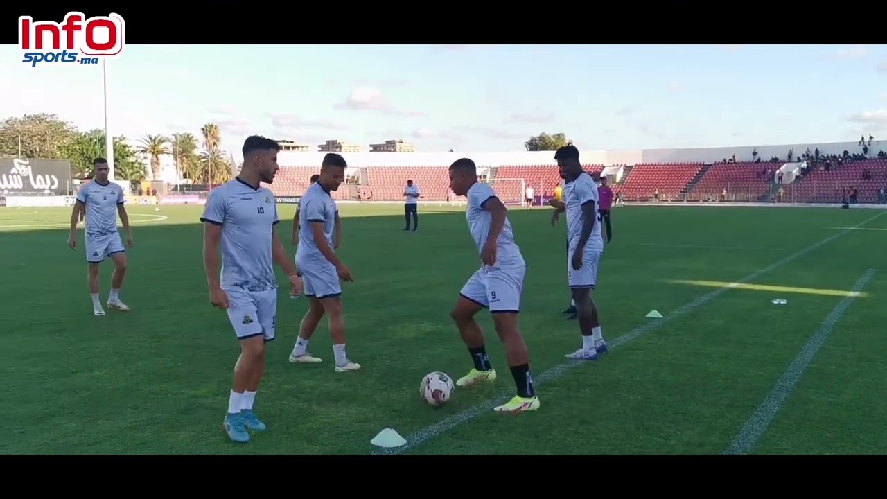لاعبو الجيش الملكي في عمليات إحماء استعدادا لمواجهة ن.الزمامرة