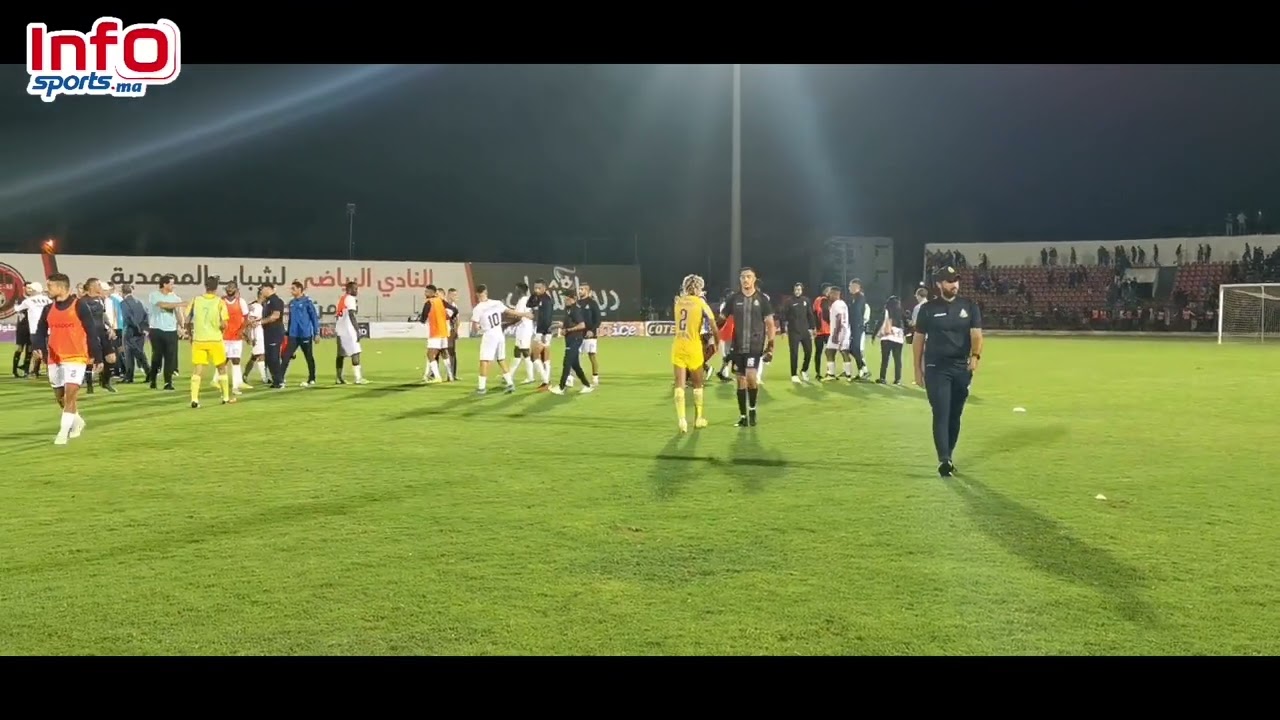 لاعبو الجيش يتبادلون التحية مع الجماهير بعد الفوز على الزمامرة