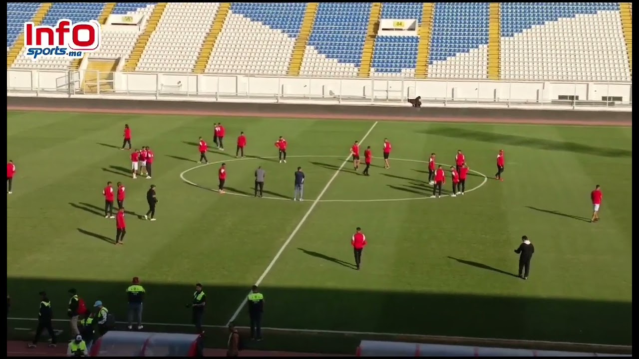 لاعبو الوداد يتفقدون أرضية العربي الزاولي قبل انطلاق الديربي