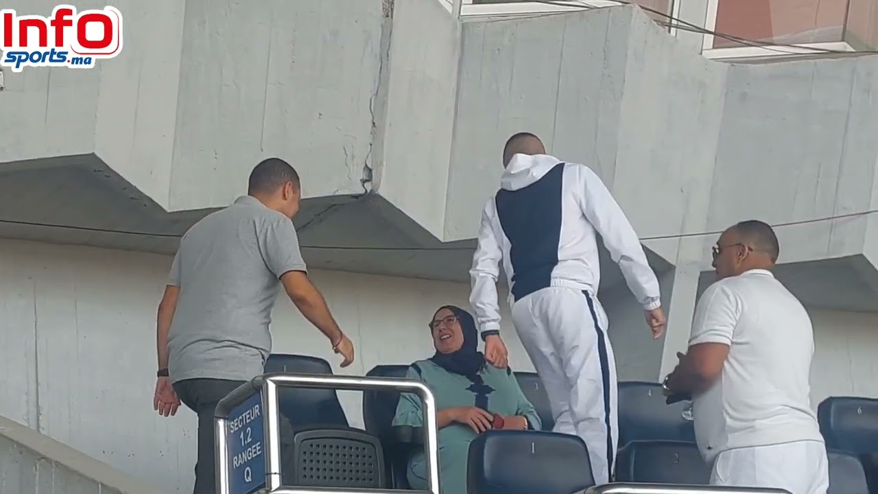 لقطة رائعة.. المهدي موهوب يحضر رفقة والدته لمباراة الرجاء والجيش وبودريقة والإبراهيمي في الاستقبال
