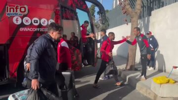 وصول-حافلة-الوداد-في-حلتها-الجديدة-ودخول-اللاعبين-لملعب-العربي.jpg