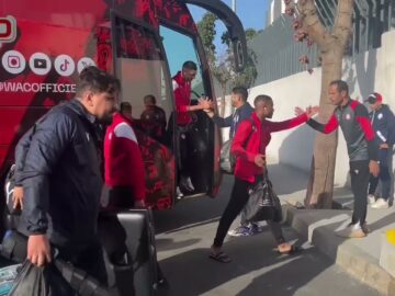 وصول-حافلة-الوداد-في-حلتها-الجديدة-ودخول-اللاعبين-لملعب-العربي.jpg