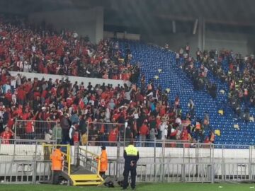 جمهور الترجي يقدف جماهير الوداد بالقنينات بعد تسجيل هدف التقدم