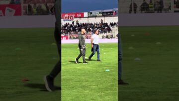 فيديو..موقف غريب..سابينتو يفتحص عشب ملعب سانية الرمل قبل دخول لاعبيه.