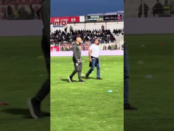 فيديو..موقف غريب..سابينتو يفتحص عشب ملعب سانية الرمل قبل دخول لاعبيه.