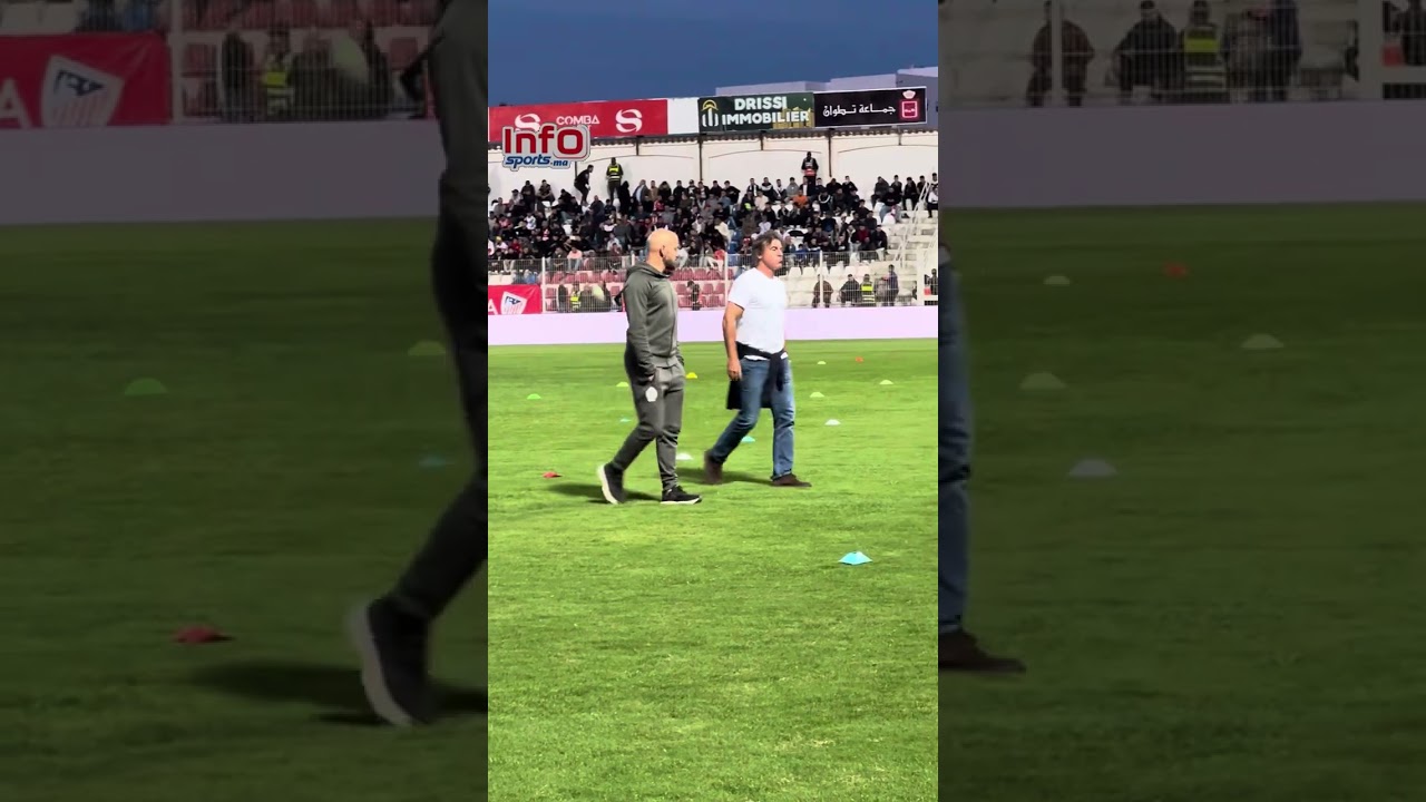 فيديو..موقف غريب..سابينتو يفتحص عشب ملعب سانية الرمل قبل دخول لاعبيه.