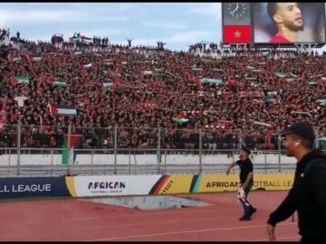 جماهير الوداد تصدح بأعلى صوتها وتعبر عن دعمها لفلسطين قبل