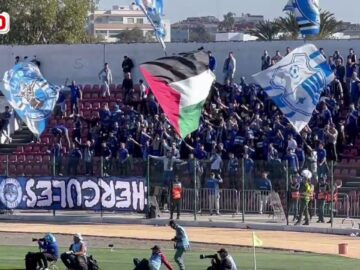 فيديو..لقطة رائعة..العلم الفلسطي..ني يرفرف عاليا وسط جماهير ا.طنجة.