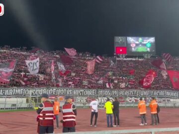 فيديو..جماهير الوداد تحيى ذكرى فضيحة رادس بلافتة احتجاجية وشعارات قوية