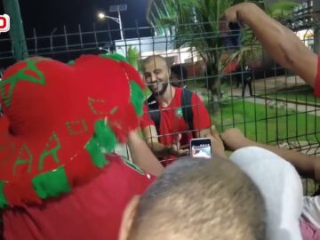 فيديو..سيلفي وصورة تذكارية لسايس مع الجماهير المغربية فرحا بالتأهل