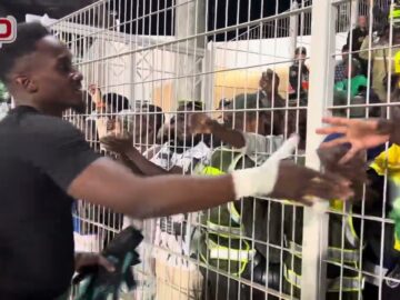 فيديو..لقطة مؤثرة..لاعبو إفريقيا الوسطى يتبادلون التحية مع الجماهير.