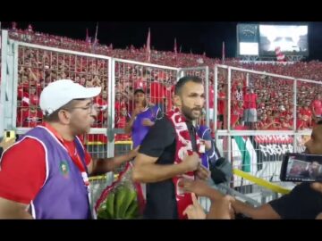 عادل رمزي يلاقي جماهير الوداد بالورود في أول ظهور للفريق