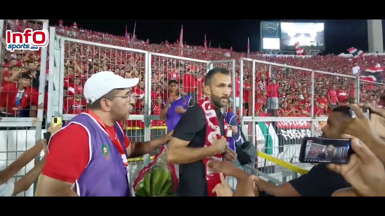 عادل رمزي  يلاقي جماهير الوداد بالورود في أول ظهور للفريق بالدوري الاحترافي