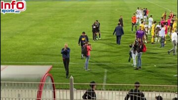 لاعبو الرجاء يتدخلون لتهدئة السكيتيوي والأخير يتبادل التحية مع الجماهير