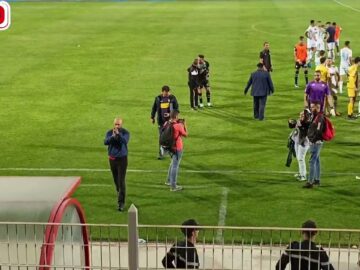 لاعبو الرجاء يتدخلون لتهدئة السكيتيوي والأخير يتبادل التحية مع الجماهير