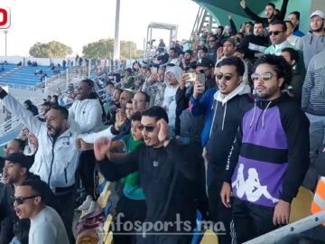 لحظة إعلان الحكم عن ضربة جزاء وفرحة جماهير الرجاء بهدف