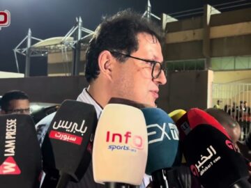 فيديو..آيت منا يفتح النار على التحكيم ويؤكد “الحكم كان ضعيف”.