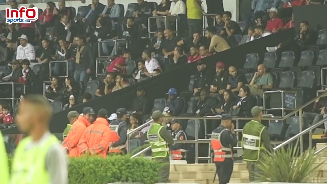 فيديو..وليد الركراكي حاضر بالمدرجات يستمتع بفوز الوداد على إنييمبا النيجيري