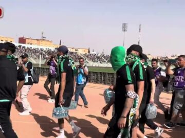 لقطعة رائعة.. أعضاء الترات وجدة توزع الماء على جماهير الرجاء.