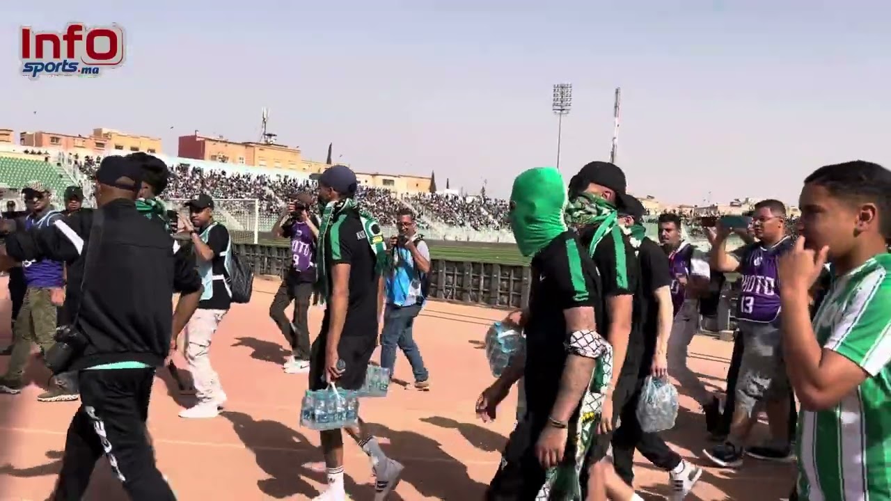 لقطعة رائعة.. أعضاء الترات  وجدة توزع الماء على جماهير الرجاء.