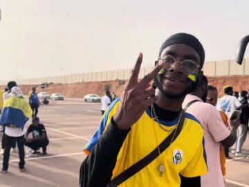 الجماهير الغابونية في رقصة إفريقية خاصة وأجواء مرح قبل مواجهة