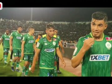 فيديو. لقطة جميلة..لاعبو الرجاء يتبادلون التحية مع الجماهير وشعارات قوية