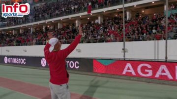 تحية اللاعبين للجماهير الحاضرة بمدرجات ملعب أكادير