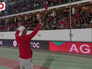 تحية اللاعبين للجماهير الحاضرة بمدرجات ملعب أكادير