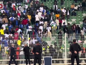 فيديو مؤسف..أحداث شغب وتراشق بين الجماهير المغربية وإفريقيا الوسطى أمام