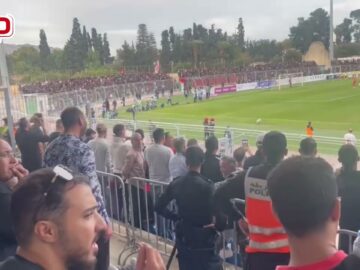 الجماهير المكناسية تترقب اعلان الحكم ضربة الجزاء بعد مراجعة الفار