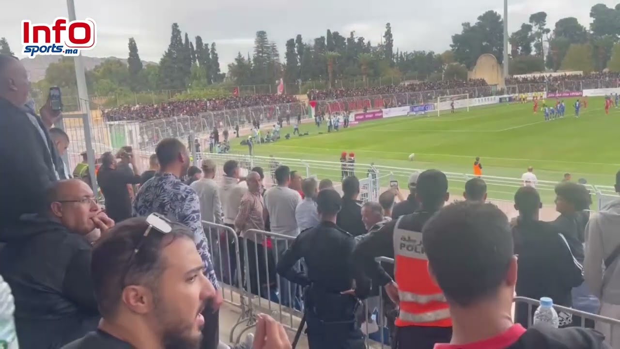 الجماهير المكناسية تترقب اعلان الحكم ضربة الجزاء بعد مراجعة الفار وفرحة هسترية بالمدرجات
