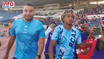 فيديو..لقطة جميلة..آيت علال ورحيم يقدمان الورود لجماهير الوداد