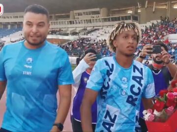 فيديو..لقطة جميلة..آيت علال ورحيم يقدمان الورود لجماهير الوداد