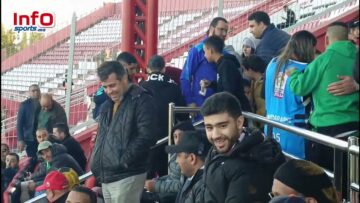 الجماهير تلتقط صورا تذكارية رفقة موهوب بعد إصابته في مباراة