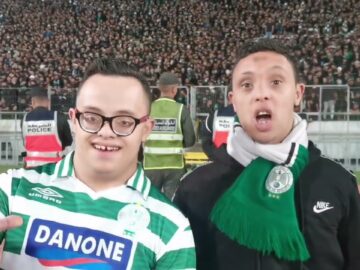 فيديو..مشجع رجاوي من ذوي الاحتياجات الخاصة يقدم الورد للكورفاسود