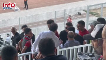 فيديو..ايت منا حاضر بالملعب ويلتقط صورا مع الجماهير