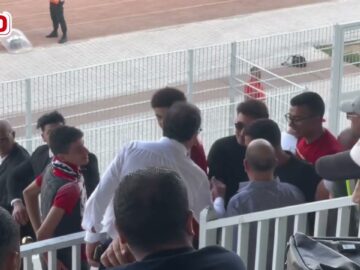 فيديو..ايت منا حاضر بالملعب ويلتقط صورا مع الجماهير