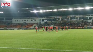 عناق وتفاعل كبيرة للاعبي الأسود مع الجماهير المغربية بعد الفوز.