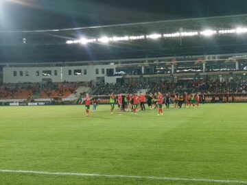 عناق وتفاعل كبيرة للاعبي الأسود مع الجماهير المغربية بعد الفوز.