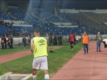 فيديو..بوزوق يتوجه للجماهير ويهدي قميصه لمشجع رجاوي