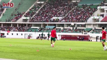 لحظة دخول الأسود للملعب وتفاعل كبير من الجماهير.