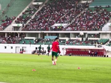 لحظة دخول الأسود للملعب وتفاعل كبير من الجماهير.