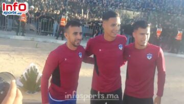 لقطة رائعة.. بوطيب ورحيمي ولبيب يهدون باقة ورد لجماهير الرجاء