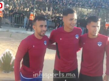 لقطة رائعة.. بوطيب ورحيمي ولبيب يهدون باقة ورد لجماهير الرجاء