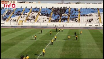 على قلتها.. جماهير الرجاء تستقبل لاعبي مانييما بالصافرات