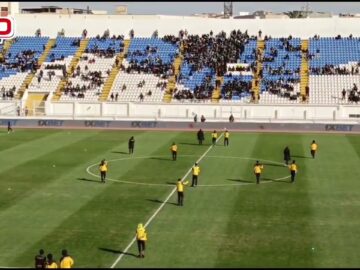 على قلتها.. جماهير الرجاء تستقبل لاعبي مانييما بالصافرات