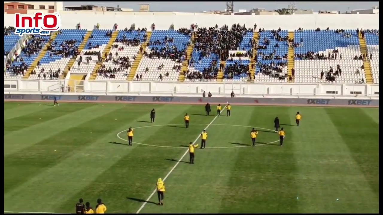 على قلتها.. جماهير الرجاء تستقبل لاعبي مانييما بالصافرات