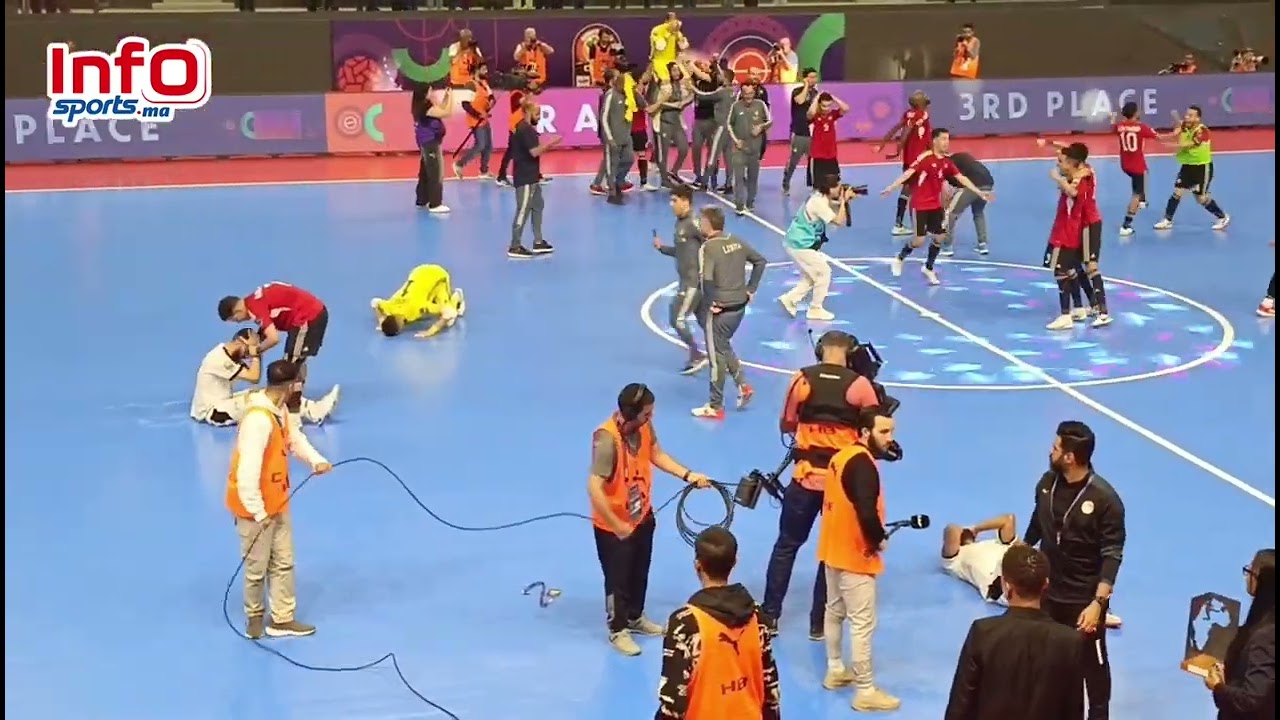 فرحة هستيرية للمنتخب الليبي واحتفالات بالأعلام المغربية والليبية رفقة الجماهير المغربية