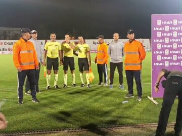 فيديو..حكام الرجاء والسوالم يغادرون تحت حراسة أمنية مشددة واحتجاجات كبيرة