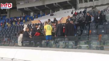 فيديو..بوطويل يصعد للمدرجات للقاء عائلته ومعجبون يلتقطون صور معه.